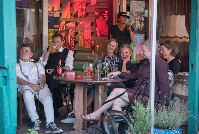 Bootsgespräche 09/19rDie Freiheit nehm ich mirrDie Kultur in der Politik - und umgekehrt rKulturschaffende und Künstler*innen mischen sich mittlerweile immer mehr politisch ein. Sie nutzen ihre Häuser, Bühnen und Stimmen oder gehen raus in die Stadt und auf die Straße. Mit Festivals und Ausstellungen, Demonstrationen, Aufrufen und Kunstaktionen. Kaum eine Institution, kaum eine Künstlergruppe ist noch gänzlich unpolitisch. Auch gegen teils offene und teils subtile Widerstände. Beim Frankfurter bootsgespräch »Die Freiheit nehm ich mir: Die Kultur in der Politik  und umgekehrt« diskutieren der Museumsdirektor Matthias Wagner K, der Intendant Matthias Pees, der Fotograf und Aktivist Niko Neuwirth und andere mit Kulturpolitiker Thomas Dürbeck und dem Publikum darüber, wie weit Kunst und Kultur politisch gehen können, dürfen  oder gar müssen. Es geht um die Ausstellung Contemporary Muslim Fashion, um Festivals wie Unfuck my Future und um Aktionen für Hambacher Forst oder Grüne Lunge. Es geht aber auch um Reaktionen, um Widerstände und um Einflussnahmen von außen auf Kultur und Künstler*innen. Und es geht darum, was und wen man überhaupt erreicht. Die Gäste diskutieren  wie immer bei den bootsgesprächen  miteinander und mit dem Publikum, erst in offener Runde auf Deck, danach im losen Gespräch an Bar und Reling des Yachtklubs . https://archiv.urban-shorts.net/