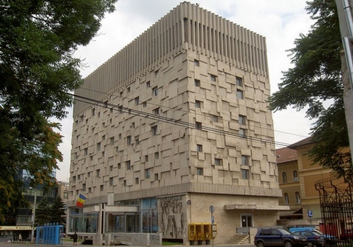 Öffentliches Gebäude | Cluj (Rumänien) + Palatul Telefoanelor (Phone Palace) + Bau: 60er Jahre + Architekt: Vasile Mitrea | ©: Dezidor (2006) <br>Lizenz: CC-BY-3.0 (s. Legende) | Quelle: https://commons.wikimedia.org/wiki/File:Cluj-Napoca.jpeg