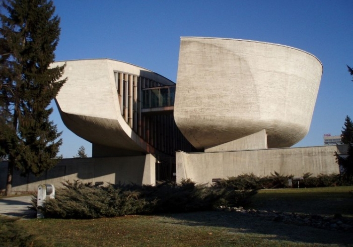 Ein Museum | Banská Bystrica Slowakai) + Museum of the Slovak National Uprising + Bau: 1964-69 + Architekt: Dušan Kuzma | ©: Eryn Blaire (2007) <br>Lizenz: CC-BY-SA-3.0 (s. Legende) | Quelle: https://sk.wikipedia.org/wiki/Súbor:Pamatnik_SNP_BB.JPG