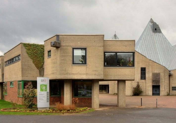 Ein Kinderdorf | Refrath + Bethanien Kinderdorf + Bau: 1962-67 + Architekt: Gottfried Böhm | ©: Elke Wetzig (2009) <br>Lizenz: CC-BY-SA-3.0 (s. Legende) | Quelle: https://commons.wikimedia.org/wiki/File:Kinderdorf_Bethanien_Refrath_2009_8683.jpg