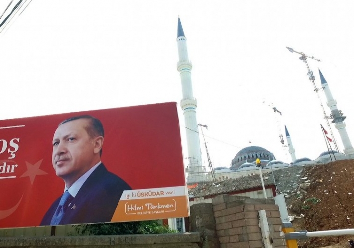 Zur ARTE-SendungThemenabend: Türkei - Großmacht in der KriseErdogan - Im Rausch der Macht1: Putschversuch, Massenverhaftungen, Abbau der Rechtsstaatlichkeit  wohin steuert Präsident Recep Tayyip Erdogan die Türkei? Wie verlässlich ist das Land noch für EU und NATO?© AlegriaFoto: ARTEHonorarfreie Verwendung nur im Zusammenhang mit genannter Sendung und bei folgender Nennung "Bild: Sendeanstalt/Copyright". Andere Verwendungen nur nach vorheriger Absprache: ARTE-Bildredaktion, Silke Wölk Tel.: +33 3 881 422 25, E-Mail: bildredaktion@arte.tv