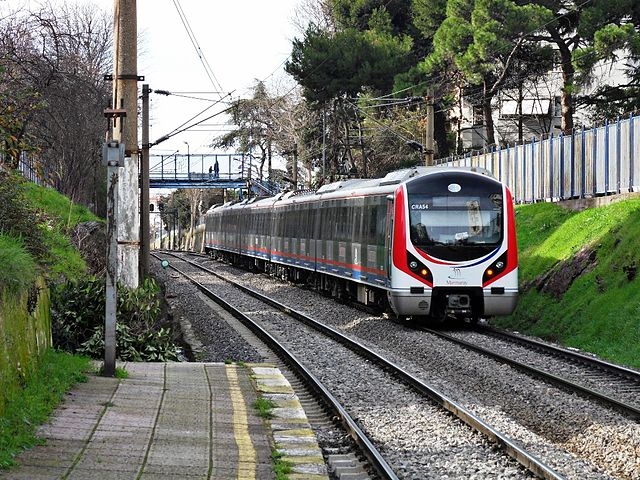 640px-Haydarpaşa_banliyösünde_çalışan_bir_Marmaray_seti